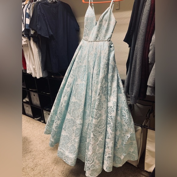 Formal Dress - Picture 8 of 9